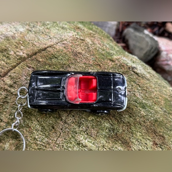 Hot Wheels ‘65 CORVETTE Car Keychain - Picture 4 of 10